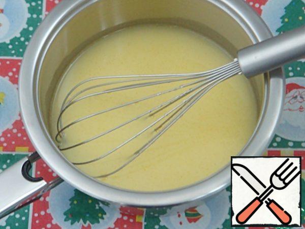 While the dough is cooling, prepare the cream.
In a saucepan, pour the sugar, cornstarch and lemon juice. All quickly stir with a whisk to avoid lumps. Then pour in the water and mix well.