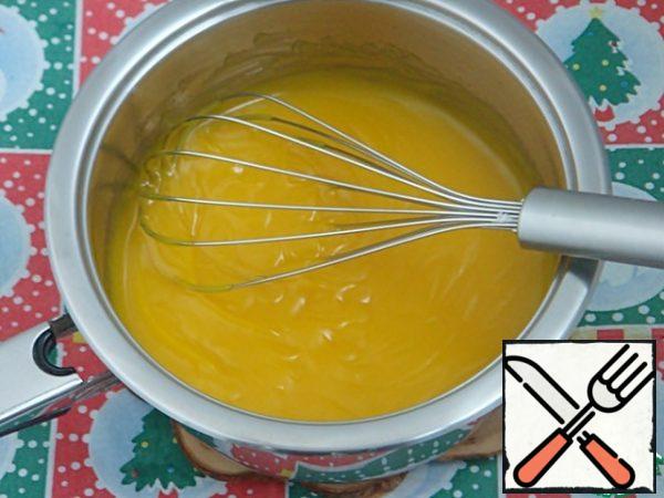 Put on a medium heat and cook until the cream is slightly thickened, stirring constantly with a whisk. To get a beautiful intense color, you can use turmeric or a drop of yellow gel dye.
Still warm, the cream will be slightly liquid, but when cooled will reach the desired consistency. Let it cool completely at room temperature.
The cream is quite versatile. You can stuff them with cookies, pies, spread on toast.
It can be stored in the refrigerator for several days, covered with cling film in contact with the surface. You can also freeze the cream and then defrost it in the refrigerator as needed.