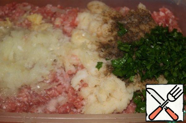 Add finely chopped parsley, onion grated on a large grater, garlic passed through a press, soaked and slightly pressed loaf, salt, oregano and pepper to the minced meat.