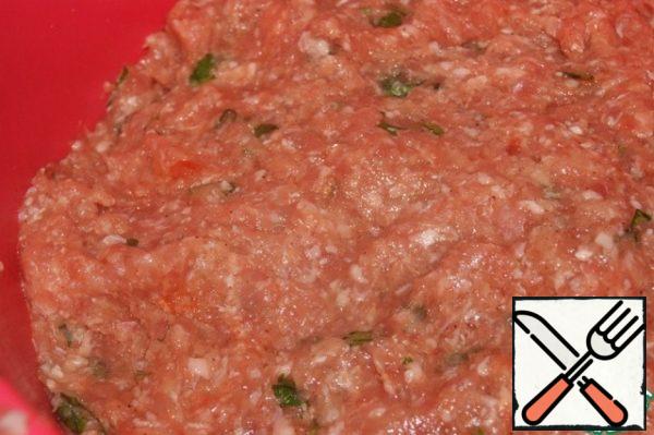 Place the minced meat in a free container, and typing it in handfuls in his hands, lifting them to a height of 30 cm from the container, with the force to throw it. So we, as it were, beat the stuffing. What does it do? Minced meat is well impregnated with air, and the ingredients are perfectly combined with each other. The bits are tender, juicy and airy, by the way, parsley not only gives them flavor, but also juiciness.