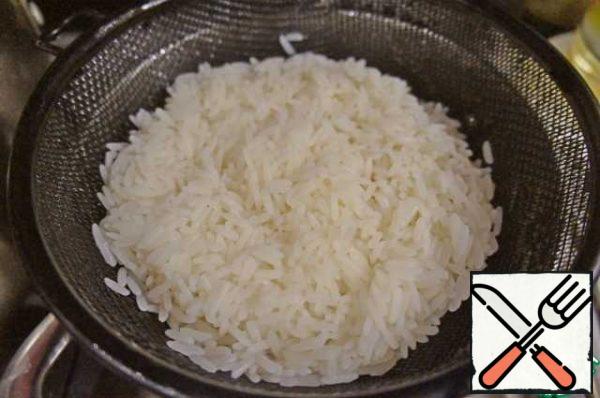 Boil the rice in salted water for 10 minutes, put it in a colander, rinse under running water and let the water drain.
