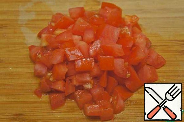 Cut the tomato into small cubes.