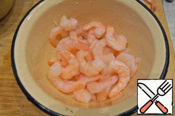 Meanwhile, peel the thawed shrimp from the tails. Don't forget to remove the intestinal vein, you don't want to season your soup with shrimp waste)
