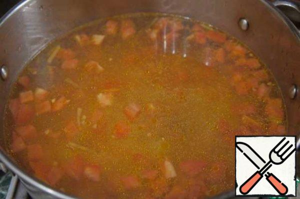 After 10 minutes, add the rice, fried fish and salt to the soup. With salt, be careful, the fish, though weak salt, but still salty. Cook the soup after boiling for 5 minutes.