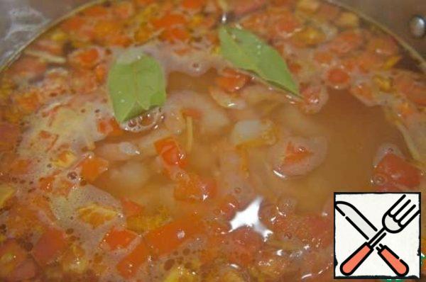 Pour the shrimp into the soup, add the Bay leaf and cook for another 3 minutes. Remove from heat and let stand under the lid for 10 minutes.