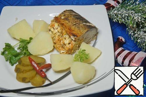 For an ordinary dinner, you can serve fish directly in foil, adding boiled potatoes.