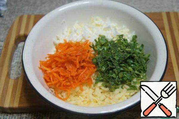 Mix in a bowl of eggs, cheese, herbs and carrots, which can be put to taste.