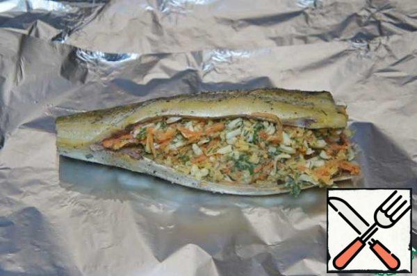 Put the mackerel carcass on foil, fill the belly with filling. Wrap the foil so that there is a free space above the fish.