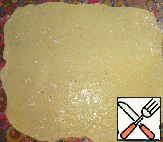 6 tablespoons vegetable oil mixed with salt and spices. Lubricate this oil a little of the rolled out dough. Sprinkle lightly with flour.