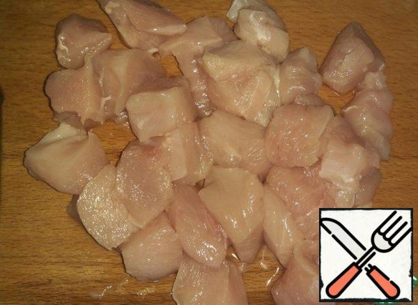 Wash the chicken fillet, cut into small pieces.