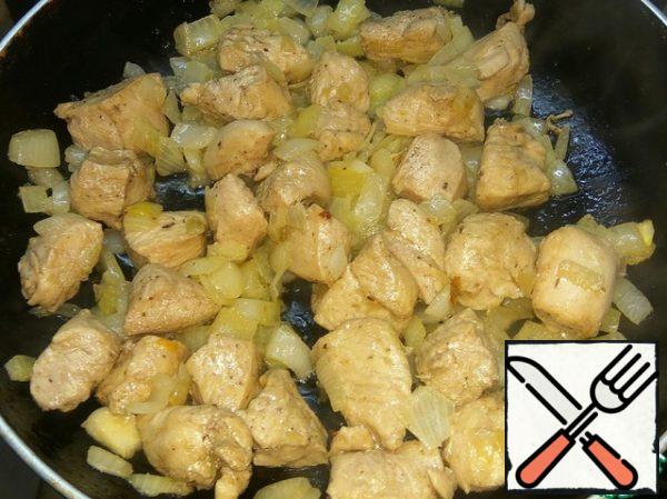 In a mixture of butter and vegetable oils, fry the onion until transparent. Add the meat, fry over high heat, stirring until the meat is slightly browned.
