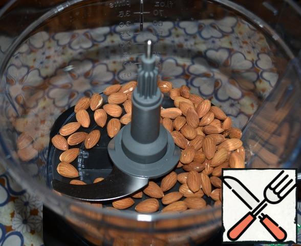Almonds fall asleep in the bowl of the combine. Grind, but not quite in flour. The harvester helped me in this. It is very powerful and in a few seconds coped with its task!