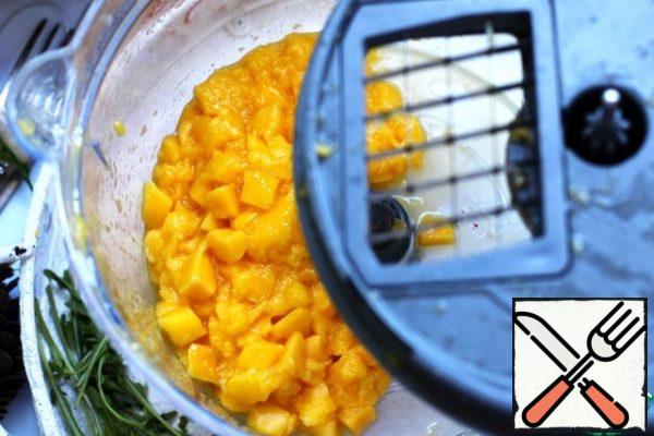 Mango peel, cut into cubes (brunoise), put on a sieve to stack the excess juice. Passion fruit cut, scrape the flesh with a spoon. Grate the lime zest.