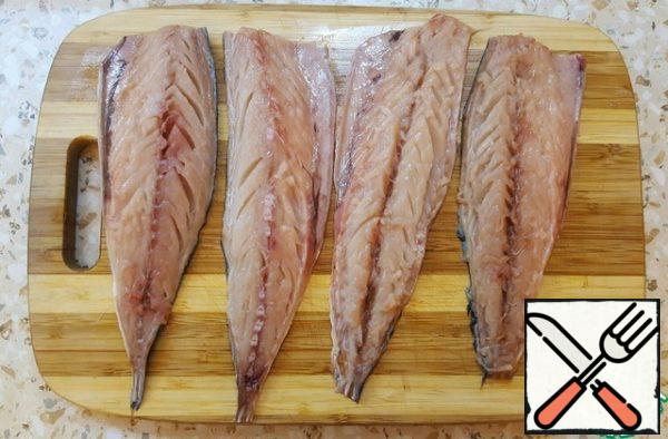 Wash the mackerel, clean the entrails. Cut on the floors, remove the spine and ribs, cut into pieces. Thoroughly choose the bones is not necessary, it is long and doesn't make any sense.