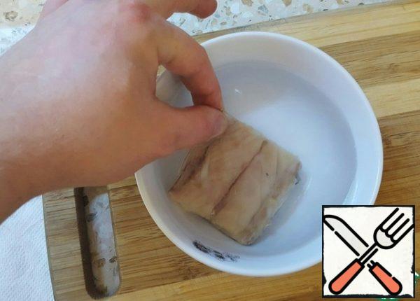 Quickly dip each piece of fish in the prepared water, washing off the excess salt. Put the pieces to dry on a paper towel.