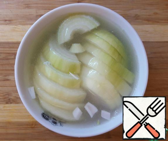 Onion coarsely chop, put in the prepared water (after the fish) for 15 minutes. Then discard on a sieve, so that the water is well drained.