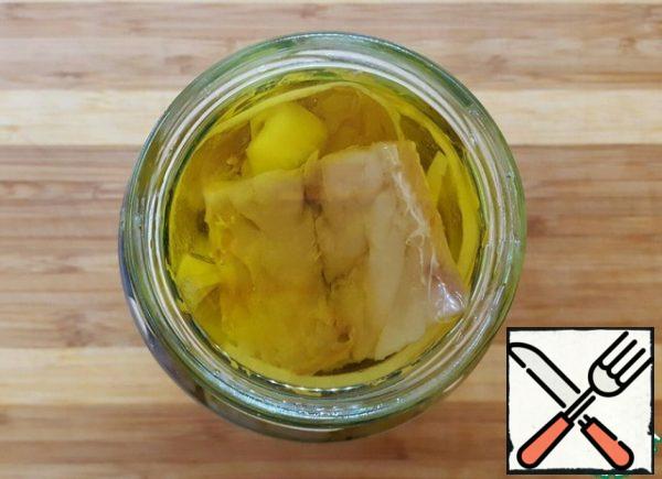 Fill the fish with olive oil (sunflower oil is possible, but olive oil is better) to release excess air with a spoon. After 12 hours, you can eat. If you wait. I've never done that
Enjoy your meal.