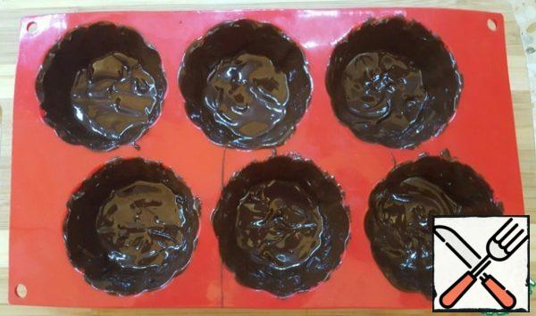 Lubricate chocolate silicone molds with a cooking brush, without skipping. Cool in the freezer for 10 minutes.