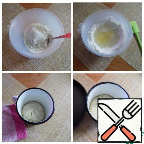 In a bowl, put the flour, sugar, salt and yeast. Connect. Make a recess and pour warm water and olive oil only. With a silicone spatula, we begin to knead the dough, when it collects the flour, we work with our hands. Put the dough in an enamel bowl, cover with a towel and put in a warm place for 30 minutes. The ideal temperature is 50C. I warm the oven for this. The dough rose.