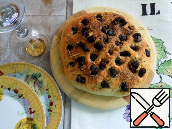 This cake is enough for two of us. Eat Focaccia instead of bread, with cheese, meat, fish, butter, salads, and even jam, if the Focaccia were not added olives or spices.