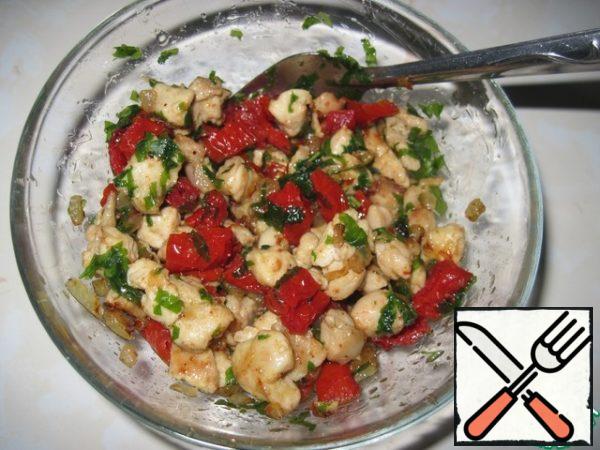 Put the fried chicken pieces with onions in a deep container, add the chopped pieces of dried tomatoes, finely chopped parsley, a little salt and pepper.