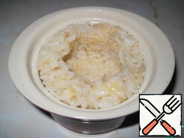 In 4 molds (I have a portion, the volume of 120 ml., D 9 cm.), greased with vegetable oil, evenly on the bottom and sides put the rice and cheese.