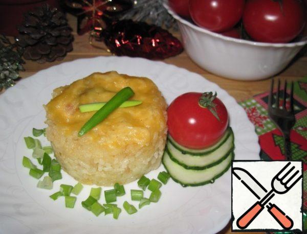Mini-casserole can be served in serving molds or removed using a silicone spatula on a plate, garnished with fresh vegetables and herbs.