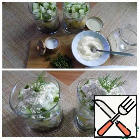 Make a dressing for the salad. You can make your own homemade mayonnaise or take a purchased one. In it we need to generously put finely chopped dill, salt to taste. Put the green mayonnaise on top of the salad and sprinkle with sesame seeds, garnish with a sprig of dill. Sesame seeds can be dried on a dry pan or in the oven.