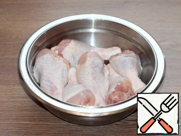 Wash the chicken and dry it with a paper towel.