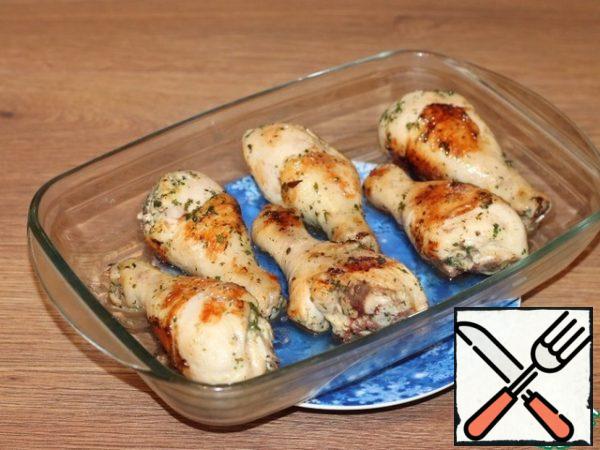 Remove the bird pieces from the marinade and brush off the greens. All the greens will not be removed, at least partially.
In a well-heated oil, fry the chicken on all sides until Golden brown. Until fully cooked, do not cook, cook it in the oven.