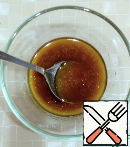 In a bowl, mix the juice of one lemon, soy sauce, olive oil and sugar. Mix well to dissolve the sugar.