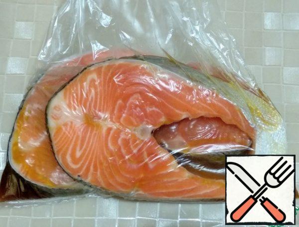 Put the trout steaks in a bag and pour the marinade into it. Package to tie, turn the package several times to fish soaked in sauce. Leave for half an hour in the refrigerator, turning the package 1-2 times.