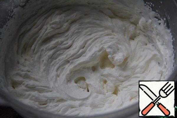 Whisk all the cream and divide into 2 parts: dip one in chestnut paste, the other in cream.
