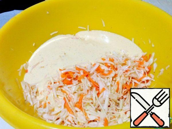 Mix the filling with cabbage.
