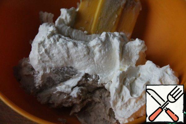 For the chestnut cream, mix the chestnut paste (sweet chestnut puree), vanilla extract and the second part of the cream.
