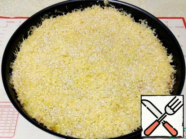 10 minutes before the end of cooking, get the form, sprinkle the casserole with grated cheese on a medium grater, then sesame seeds, put it in the oven to brown.