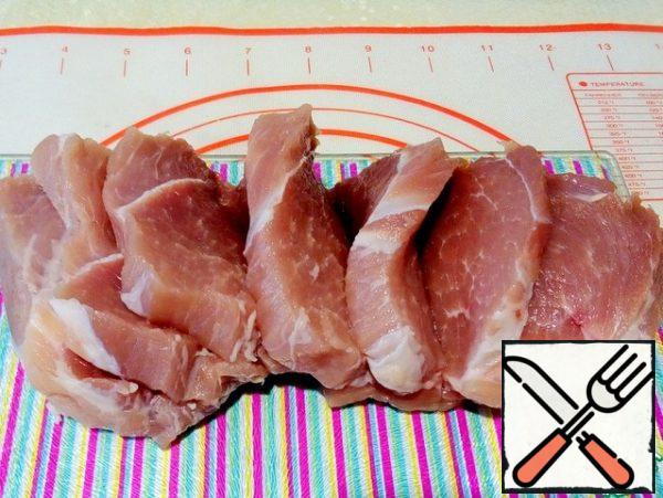 Cook the meat, wash, wipe dry, cut into a thickness of 1 cm, not until the end.