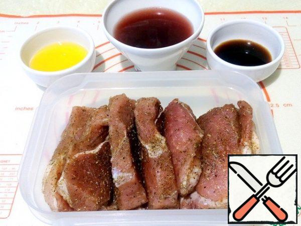 Put the meat in a container with a tight lid, RUB the mixture on all sides and cuts. Combine the wine, olive oil and soy sauce. You can take any wine, I have homemade grape.