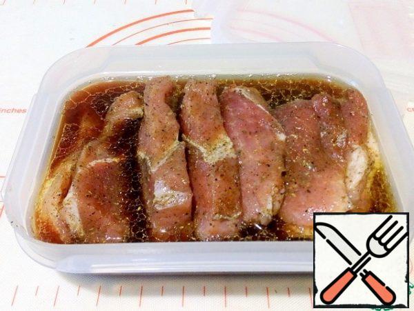 Pour the meat in a container, cover and refrigerate for an hour. In the process, turn the container over so that the upper part of the meat is marinated.