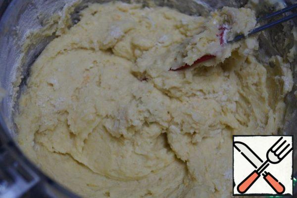 Sift flour with baking powder. Carefully, in portions, enter the flour into the whipped mass, kneading with a spatula. The dough will not be cool. After kneading, put the dough in the refrigerator for 2 hours.