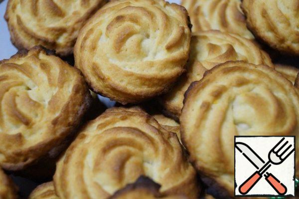 Remove the finished cookies from the baking sheet and cool.
