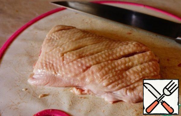 The duck, like all waterfowl, is a fat bird. Therefore, it is important to melt the fat from the breast. To do this, you need to make incisions not to the skin, without touching the meat. I had a relatively young duck, and the fat was not very thick. So I made incisions in only one direction. When you come across an older duck with thicker skin, I don't make a "mesh" out of it.

