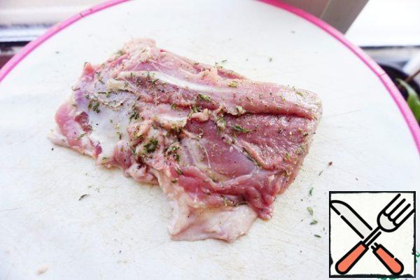 Salt the breast with thyme salt from the meat side.
