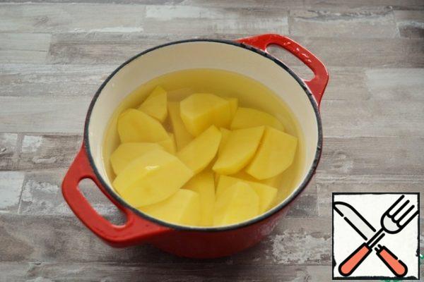 Peel the potatoes, cut the tubers into 4-5 parts, cover with water and cook. Do not add salt!