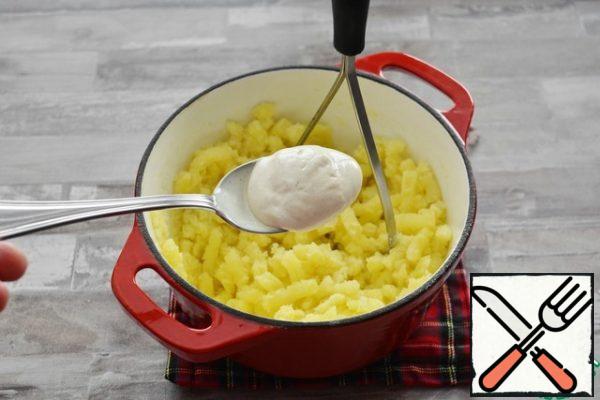 Now add a couple of tablespoons of mayonnaise, only now add salt to taste and mash everything together again.