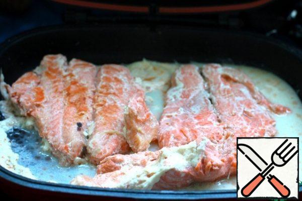 Bring to a boil, turn to the other side and immediately remove from heat. Remove the fish from the milk, put on a plate and break into pieces.
Milk save. The oven should be preheated to 210 degrees.