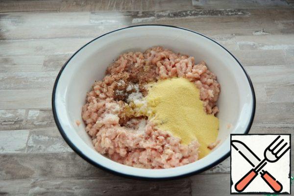 Chicken meat and skin should be passed through a meat grinder along with onions 2 times. Add chopped garlic, salt, pepper and semolina. Knead well, whisk, tighten the bowl with cling film and refrigerate for at least half an hour so that the semolina swells.
