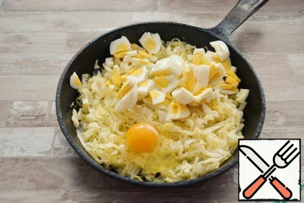Add 3 boiled eggs, cut into pieces, and 1 raw egg to the cooled cabbage. Mix it.
