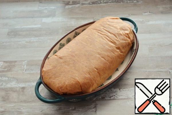 Carefully connect the edges of the filling to make a roll with the filling in the center. And wrap the edges in parchment. Place the roll on parchment in a baking dish. Cook at a temperature of 150-160 ° C for about 1 hour.

The size of the form I have is 28 * 18 cm. The diameter of the roll is about 12 cm.
