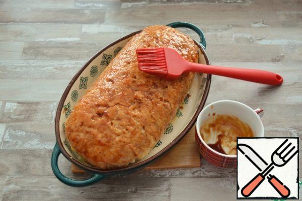 Prepare the glaze by mixing ketchup and soy sauce. Grease the roll on top
